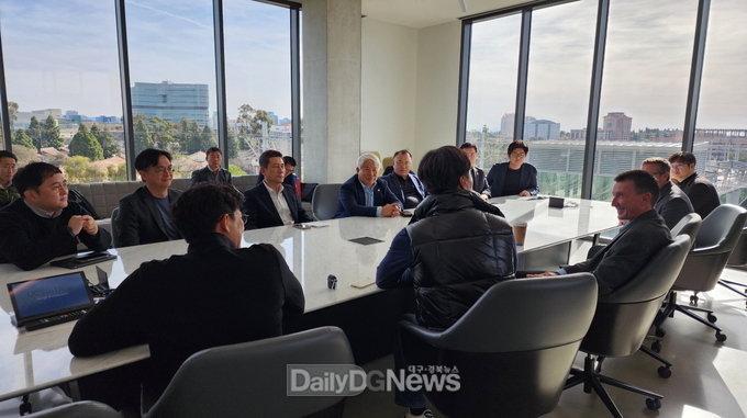 이강덕 포항시장, 백인규 포항시의회 의장 등 포항시 대표단 일행이 ‘디자인 앤 이노베이션 빌딩’ 의 폴 로벤(Paul Roben) 부총장을 만나 지역 창업가 육성을 위한 방안에 대해 논의하고 있다.<br>

