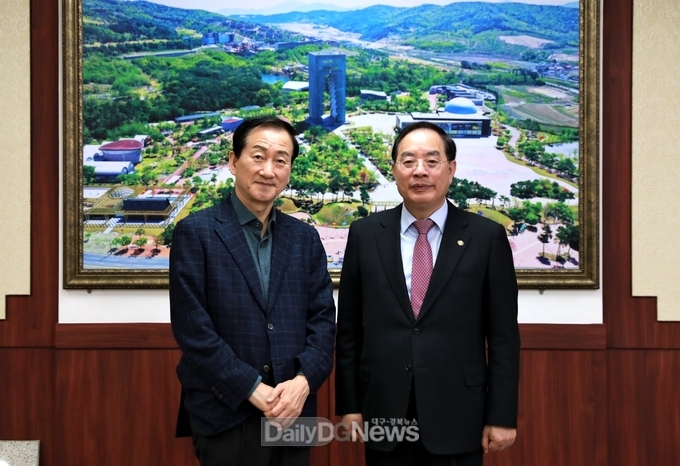 지난 13일 경주엑스포대공원 접견실에서 류희림경주엑스포대공원 대표(왼쪽)와 하윤수 부산시 교육감이 기념사진을 찍고 있다