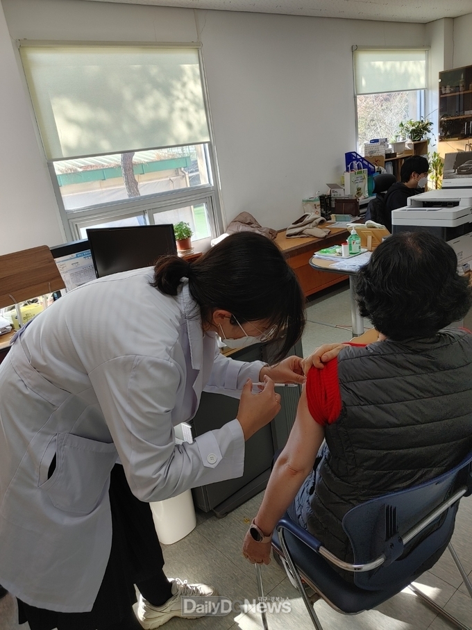성주군, 동절기 코로나19 2가 백신 방문 접종 실시