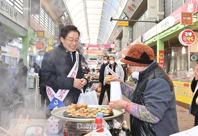 임종식 경북교육감, 설맞이 전통시장 장보기 행사