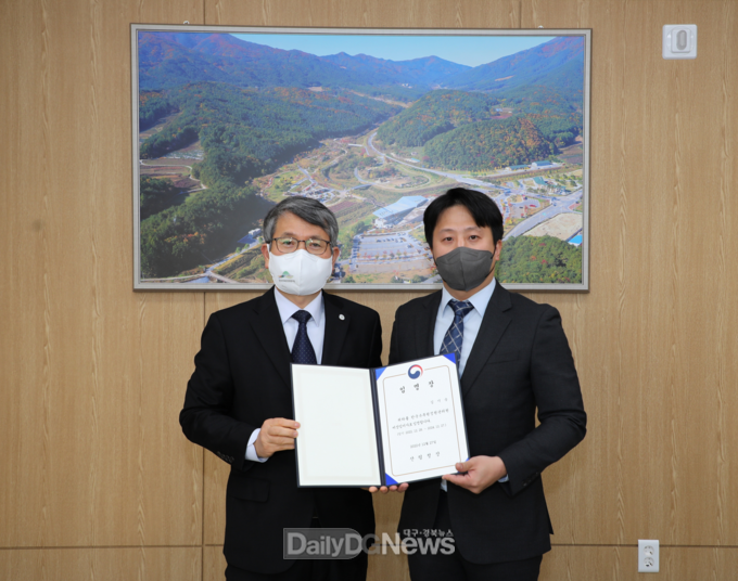 한국수목원정원관리원은 초대 노동이사로 김기송 대리 임명 (류광수 이사장(좌)과 김기송 대리(우)가 기념촬영 하는 모습)