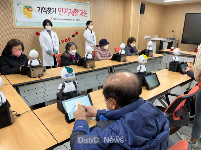 대구 동구보건소 치매안심센터가 지난 10일부터 경증치매 어르신을 대상으로 ICT 기반의 AI로봇을 활용한 ‘기억 꽃 피오’ 인지재활 프로그램을 시작했다. (사진=동구청 제공)