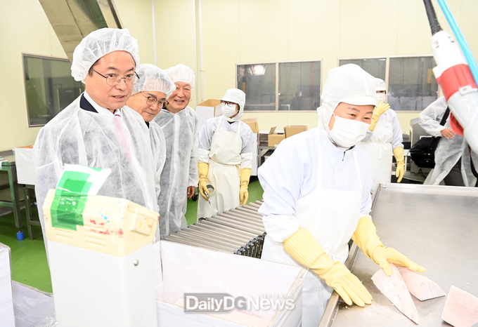 이철우 도지사, 설 명절 앞두고 청도군 우수 중소기업 선정 기업체 현장 종사자 격려…