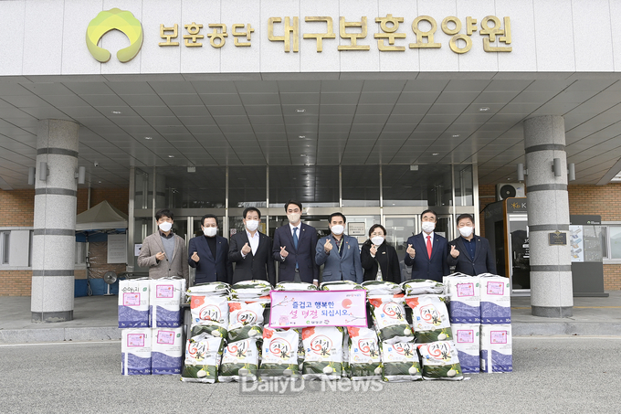 달성군이 설 명절맞이 사회복지시설 및 저소득 취약계층을 방문하고 있다. (사진=달성군 제공)
