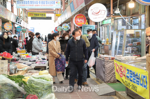 류한국 서구청장이 설 명절을 맞아 관내 전통시장을 방문하고 있다. (사진=서구청 제공)