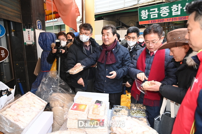 김충섭 시장, 설맞이 전통시장 찾아 민생 현장 격려