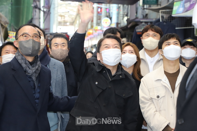안철수 국민의힘 당권주자가 19일 대구 서문시장을 방문하고 시민들에게 손을 들어 화답하고 있다. (사진=이준호 기자)