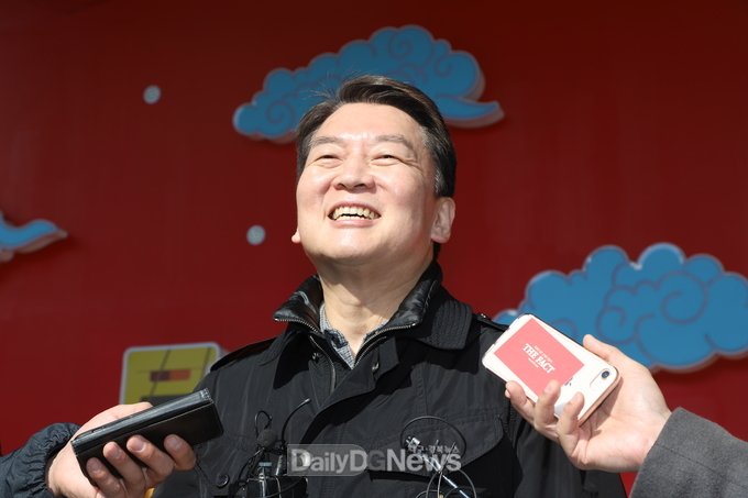 설 명절을 앞둔 19일 대구 서문시장을 찾은 안철수 국민의힘 의원. (사진=이준호 기자)