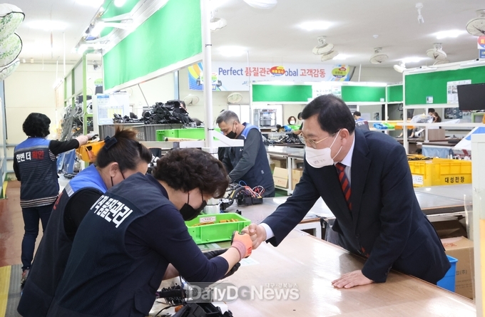 주낙영 경주시장 지역 자동차 부품사인 대성전장을 방문하여 근로자들을 격려하고 있다.