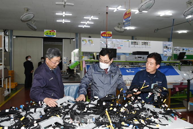 주낙영 경주시장 외동 소재 현대트랜시스 투자유치 기업체를 방분하여 주력제품에 대해 설명을 듣고 있다.
