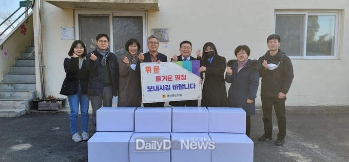 임병하 도의원(오른쪽에서 4번째)이 순흥지역아동센터를 찾아 사랑의 선물을 전달했다