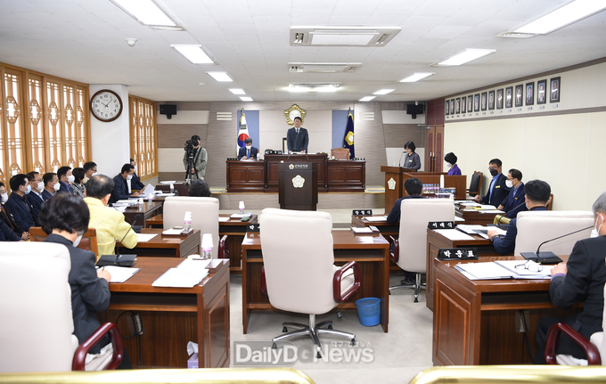 사진은 군위군의회 임시회 모습