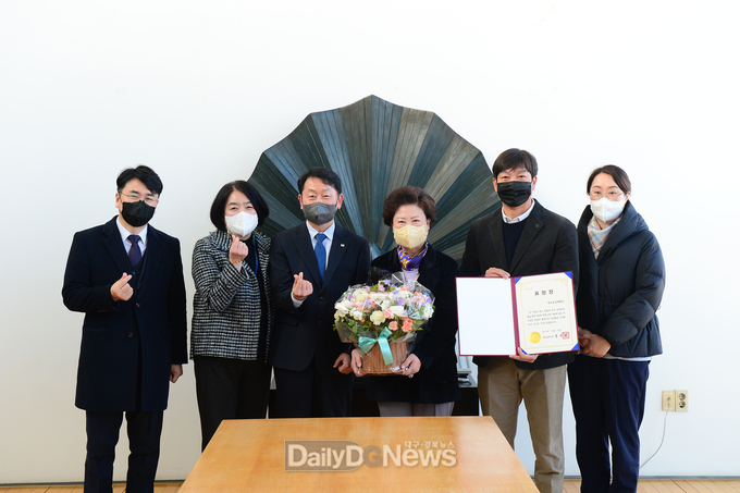 대구보건대학교가 혈액수급 안정화에 기여한 공로로 대구시장 표창을 수상하고 기념촬영을 하고 있다. (사진=대구보건대 제공)