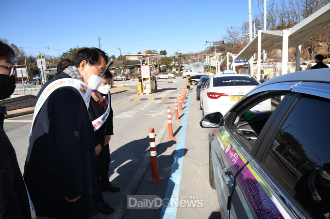 영주시장과 시의장이 설 연휴 첫날 택시기사분들에게 새해인사를 건네고 있다