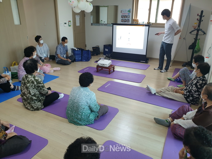 영주시보건소(소장 권경희)는 오는 26일부터 2월 28일까지 읍면동 23개 마을 460여 명을 대상으로 ‘건강100세 행복대학' 운영