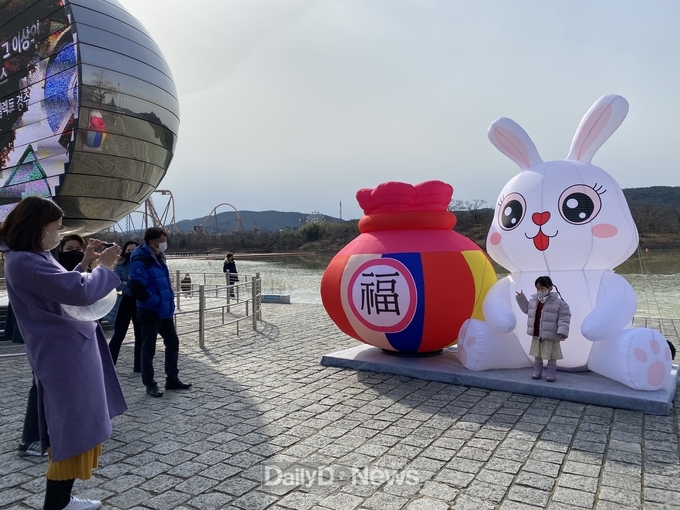 관광공사★설연휴 관광객들이 보문호반광장에서 야외행사를 즐기고 있다.