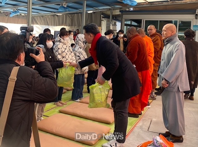 구미시, 외국인근로자 설맞이 합동 세배 및 생필품 나눔