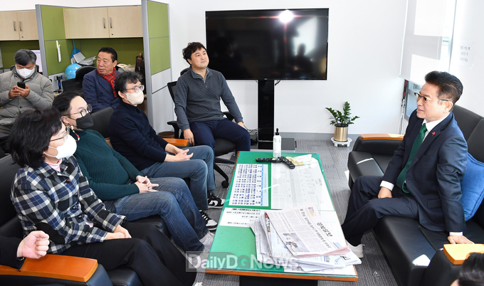 dl철우 경북도지사가 1월 25일 오전 도청 기자실을 인사차 방문해 기자들과 간담회를 갖고 있다.