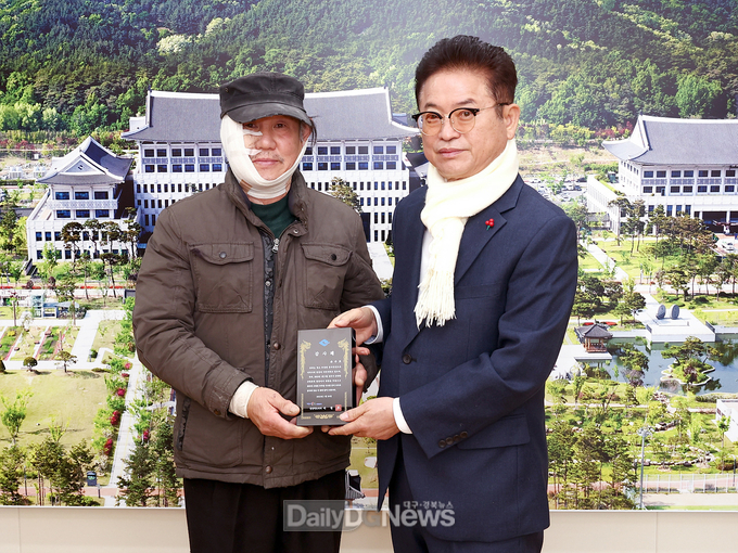화마의 위험에서 노부부 구조한 의인에게 감사패 전달
