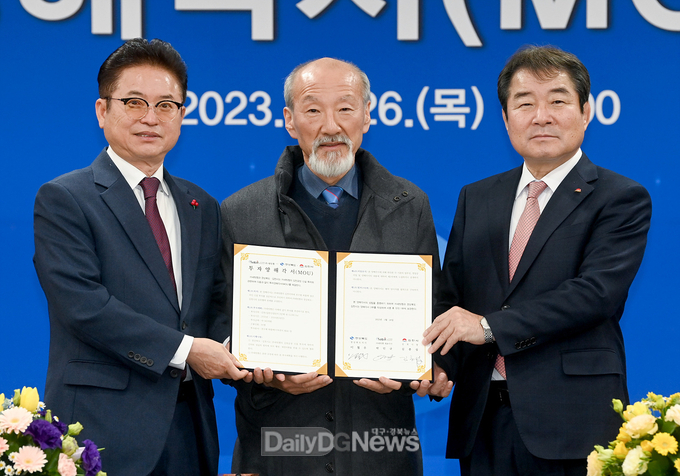 경상북도와 김천시가 1월 26일 ㈜새빗켐과 경북도청에서 이철우 경상북도지사, 김충섭 김천시장, ㈜새빗켐 박민규 대표이사 등이 참석한 가운데 이차전지용 전구체 복합액을 포함한 이차전지 리싸이클링 공장 건립을 내용으로 하는 투자양해각서(MOU)를 체결하고 기념촬영을 하고 있다.