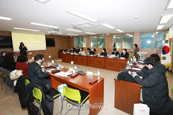 27일 개최된 ‘2023 영주시 SNS 홍보단 발대식’에서 시 관계자가 활동계획에 대해 설명하고 있다