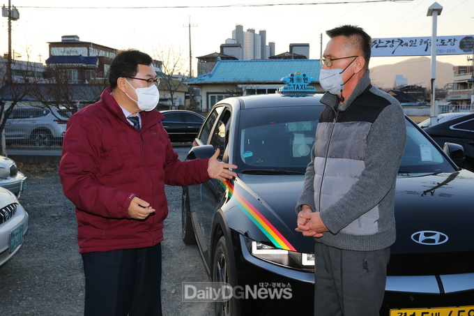 주낙영 경주시장, 어르신 기본요금 무료택시 안전운전을 당부하고 있다