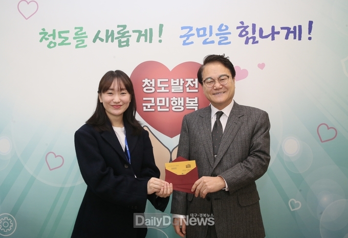 독서의 생활화와 서점의 활성화 위한 직원 생일 설물 전달