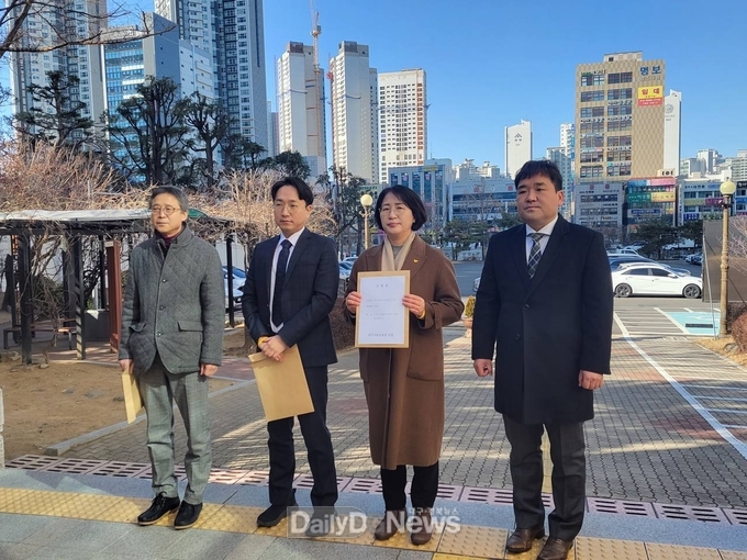 정의당 대구시당과 대구참여연대가 1월 30일 홍준표 대구시장을 대구지방검찰청에 고발하고 있다. (사진=정의당 대구시당 제공)