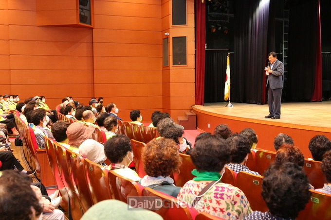 주낙영 경주시장이 지난해 7월 노인일자리 안전교육 인사말씀 사진