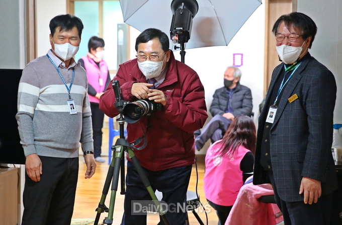 주낙영 시장이 지역의 한 경로당을 찾은 자리에서 어르신 장수사진 사업 수행기관 관계자들을 격려하고 있다.