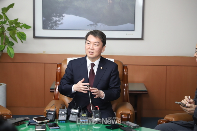 안철수 의원이 2월 1일 대구 서구 당협을 방문한 자리에서 기자들의 질문에 답변하고 있다. (사진=이준호 기자)