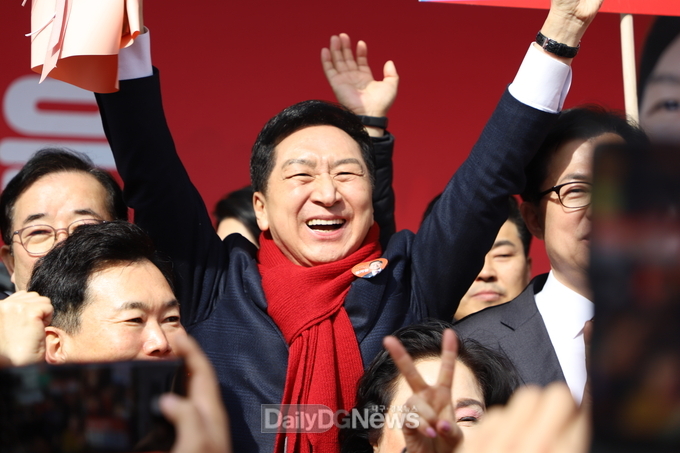 김기현 의원이 2월 1일 대구 서문시장에서 열린 '이기는 캠프 대구 출정식'에서 지지자들의 환호에 답하고 있다. (사진=이준호 기자)