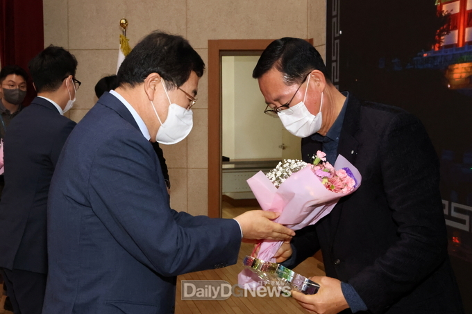 주낙영 경주시장이 1일 시청 알천홀에서 시내버스 운행 중 화재를 발견하고 신속한 조치로 인명 피해를 막은 버스기사 최우식(62)씨에게 표창장을 전달하고 있다.