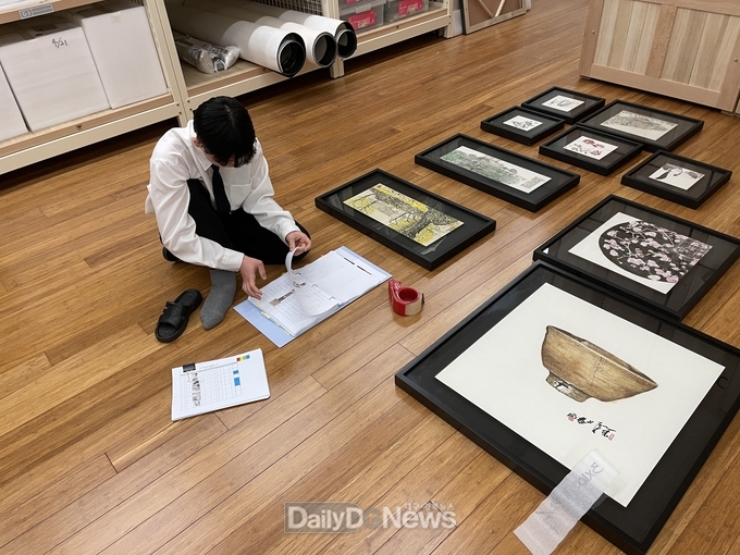 2023년 솔거미술관 인턴십 프로그램에 참가한 정00군이 작품목록 대장을 정리하고 있다.