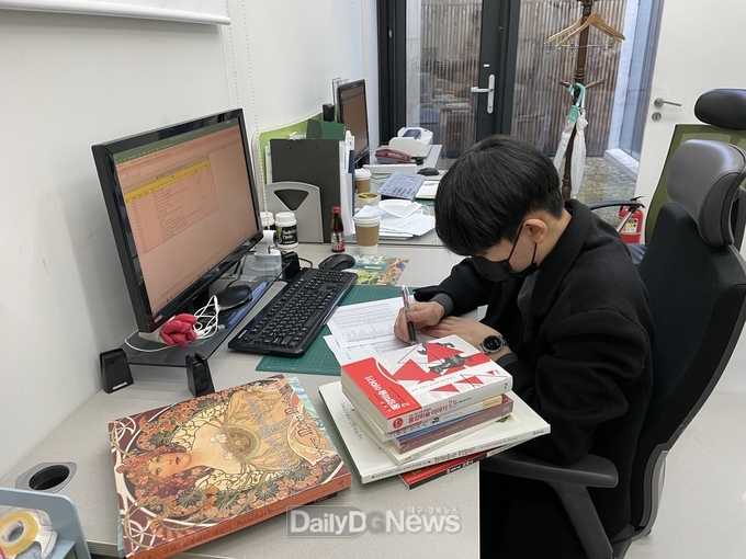 2023년 솔거미술관 인턴십 프로그램에 참여한 정00군이 학예관련 업무를 수행중인 모습