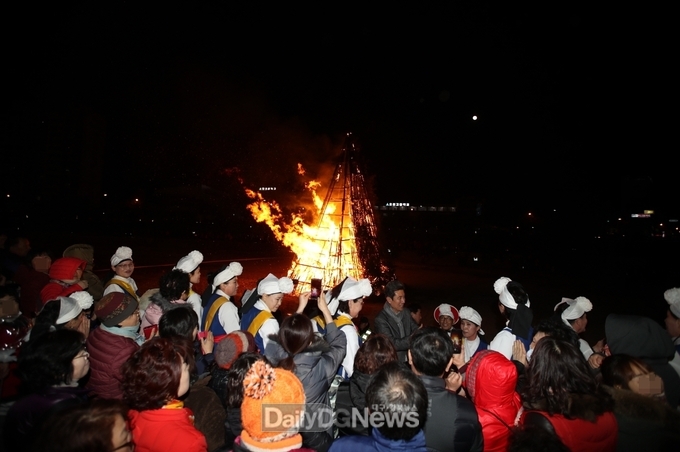 달집 태우고 액운 날려요 포항시, 정월대보름 달집 축제 개최