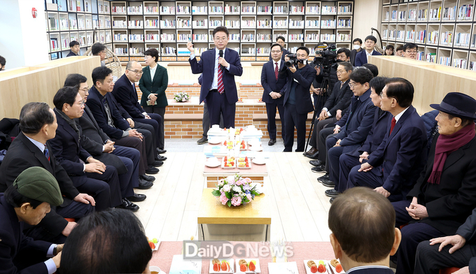 경북도, 역대 도지사와 부지사 초청 간담회 개최
