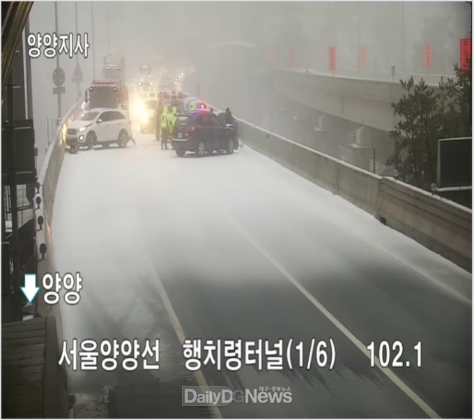 서울양양고속도로 행치령터널 부근 (2021.3.1) 싼타페 차량이 2차로 주행 중 미끄러지며 갓길에 정차중인 쏘렌토 차량을 충격한 사고 (한국도로공사 제공)