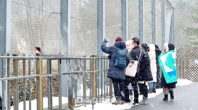 가든스테이 참가자들이 해설사와 함께 국립백두대간수목원 호랑이숲을 구경하고 있다