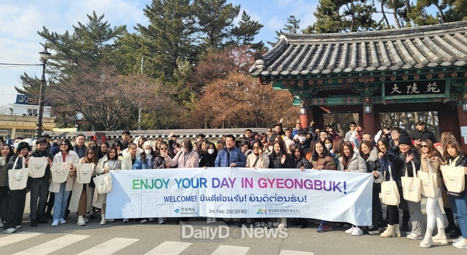 관광공사태국 단체관광객들과 공사 임직원이 경주 대릉원에서 기념촬영을 하고 있다 (1)