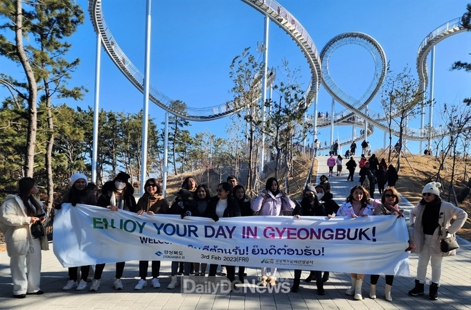 태국 단체관광객들이 포항 스페이스워크에서 기념촬영을 하고 있다.