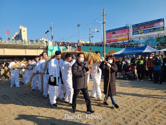 대구 군부대는 영천으로! 정월대보름 시민한마당 성료(곳나무싸움).