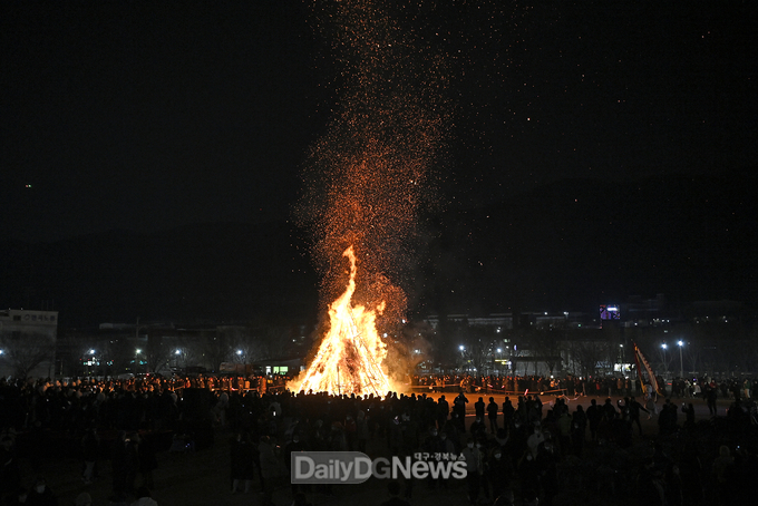 달성군 '정월대보름 달맞이 문화제' 달집태우기 모습. (사진=달성군 제공)