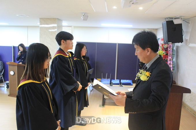 문경오미자 정보화마을, 동로면 졸업생에게 장학금 전달