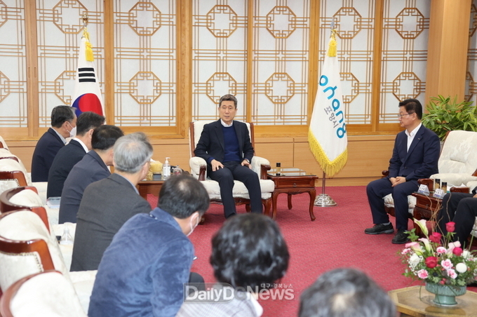 업무에 복귀한 이강덕 시장 시정에 더욱 매진하겠다
