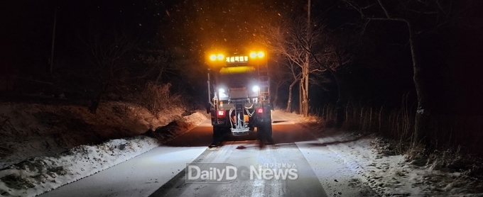 포항시, 대설 속 밤샘 제설 작업 ‘시민불편 최소화’ 총력