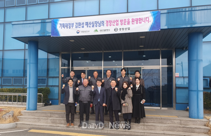 김완섭 기재부 예산실장이 대구 (주)경창산업을 방문하고 있는 모습. (사진=대구시 제공)