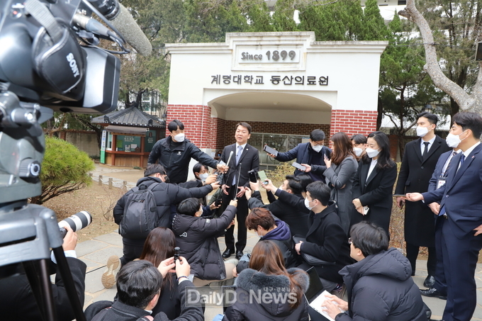 안철수 후보가 계명대학교 대구동산병원에서 열린 ‘코로나19 기억의 공간’ 개관식을 마친 후 기자들의 질문에 답하고 있다. (사진=이준호 기자)