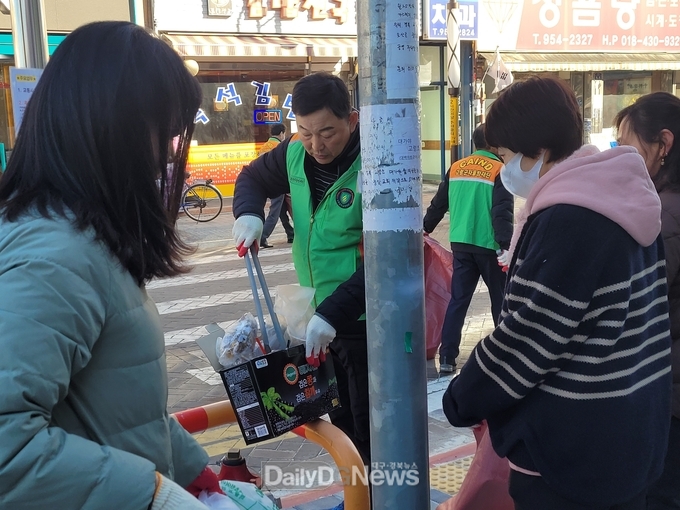 대가야읍 자율방재단, 전통시장 통로 환경정화 활동 전개!