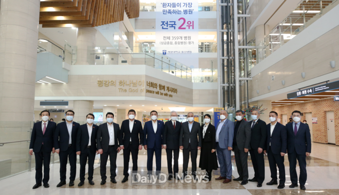 키르기스스탄 국회의장과 국회의원, 주한대사 등 33명이 지난 21일 계명대학교 동산의료원을 방문하고 있다. (사진=계명대 제공)